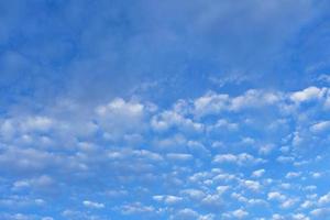 geschwollene Wolken und blauer Himmel foto