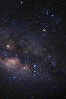 Skorpion-Konstellation und das Zentrum der Milchstraße mit Sternen und Weltraumstaub im Universum, Foto mit langer Belichtungszeit, mit Korn.