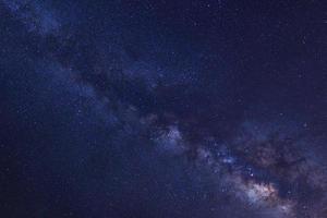 Sternenhimmel und Milchstraßengalaxie mit Sternen und Weltraumstaub im Universum foto