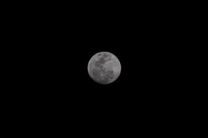 Vollmond über dunkelschwarzem Himmel in der Nacht. foto