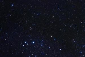 Sternenhimmel, Milchstraßengalaxie mit Sternen und Weltraumstaub im Universum, Langzeitbelichtungsfoto, mit Korn. foto