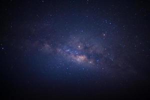 die milchstraße mit sternen und staub im universum, langzeitbelichtung, mit korn foto