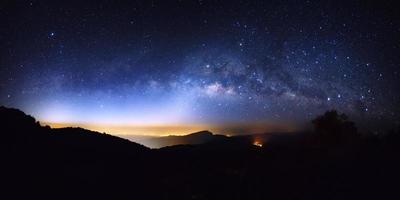 Panorama-Milchstraße mit Lichtstadt bei Doi Inthanon Chiang Mai, Thailand foto