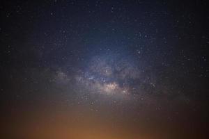 die milchstraße mit sternen und staub im universum, langzeitbelichtung, mit korn foto