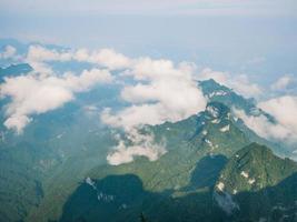 schöne aussicht auf den berg tianmen mit klarem himmel in der stadt zhangjiajie china. der berg tianmen das reiseziel der stadt hunan zhangjiajie china foto