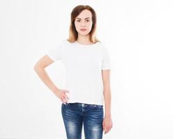 T-Shirt-Design, People-Konzept - Nahaufnahme einer hübschen Frau, Mädchen im weißen Hemd, vorne isoliert. mock-up-vorlage für designdruck. Platz kopieren foto