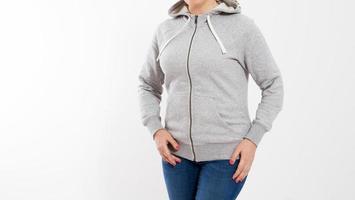 glückliche schöne Frau im grauen Pullover Hoodie Mockup beschnittenes Bild foto