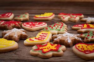 Weihnachtsplätzchen auf braunem Holztisch. Draufsicht und Attrappe. selektiver Fokus foto