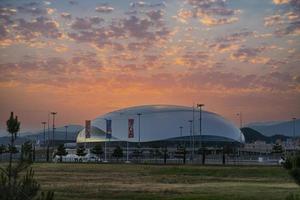 sotschi, russland - 9. juni 2018 schöner sonnenuntergang im olympiapark foto