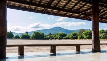 Blick auf die Berge vom Pavillon foto