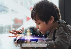Kinderbau-Roboterspiel auf Tablet mit Benachrichtigungsgesichtssymbol-Popup, Programmierroboter für Jungen auf digitalem Pad mit Doppelbelichtungsbildschirm, Web-Surfen, Cyber-Diagramm-Schnittstelle, Bildungstechnologie foto