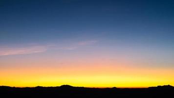 schöner heller Wolkenhimmel mit Licht für Himmelsreligionshintergrund. sonnenaufgang und dämmerung oder sonnenuntergang wolkenlandschaft ist orange und blaue farben in der sommernatur. foto