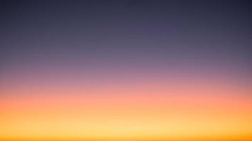 schöner heller Wolkenhimmel mit Licht für Himmelsreligionshintergrund. sonnenaufgang und dämmerung oder sonnenuntergang wolkenlandschaft ist orange und blaue farben in der sommernatur. foto