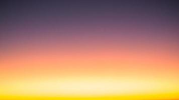 schöner heller Wolkenhimmel mit Licht für Himmelsreligionshintergrund. sonnenaufgang und dämmerung oder sonnenuntergang wolkenlandschaft ist orange und blaue farben in der sommernatur. foto