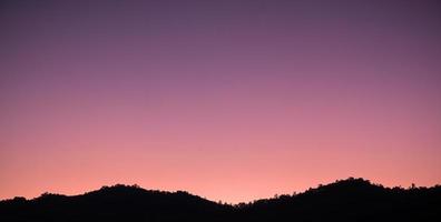 schöner heller Wolkenhimmel mit Licht für Himmelsreligionshintergrund. sonnenaufgang und dämmerung oder sonnenuntergang wolkenlandschaft ist orange und blaue farben in der sommernatur. foto