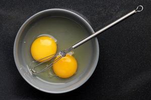 2 rohe Eier in eine Schüssel geben foto