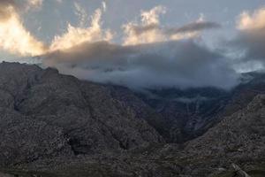 Berglandschaft an einem bewölkten Tag foto