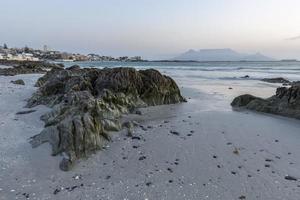 Meereslandschaft mit Felsen im Vordergrund foto