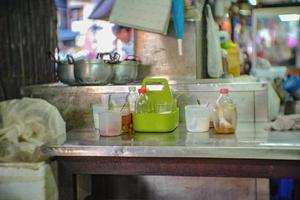 gewürzset in thailand lokales lebensmittelrestaurant. gewürzset, zucker, essig, cayennepfeffer und fischsoße für thailändisches essen oder nudeln foto