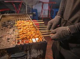 gegrilltes ziegenmehl im chinesischen stil in bangkok china town.bangkok china town street food himmlisch für touristen foto