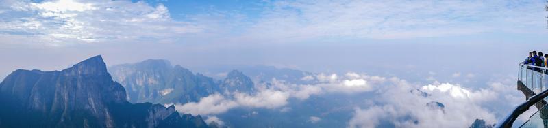 zhangjiajie.china -15. oktober 2018.panoramafoto von unbekannten touristen auf glasklippenweg im berg tianmen in der stadt zhangjiajie china.berg tianmen das reiseziel der stadt zhangjiajie foto