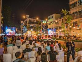 bangkok.thailand - 22. november 2018. unbekannte menschen besuchen das loi krathong festival am khlong ong ang kanal in bangkok city .loi krathong festival, eines der wichtigsten festivals in thailand foto