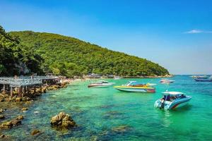 tropisches idyllisches Meer und Boot auf der Insel Koh Lan in der Urlaubszeit. koh lan island ist die berühmte insel in der nähe von pattaya city das reiseziel in thailand, thailand urlaubskonzept foto