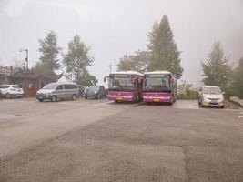 zhangjiajie.china - 14. oktober 2018. bus und taxi auf dem tianzi-berg im zhangjiajie national forest park im bezirk wulingyuan der stadt zhangjiajie in china am nebligen tag. foto