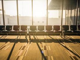 Flughafenstuhl neben dem Fenster morgens am internationalen Flughafen Don Muang Bangkok City Thailand foto