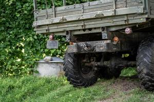 Militärfahrzeug zum Transport von Personen Rückansicht. foto