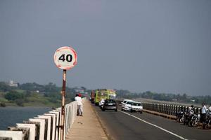 vijayapura, karnataka, 26. november 2021 - geschwindigkeitsbegrenzungsschild auf der nationalstraße 218. foto