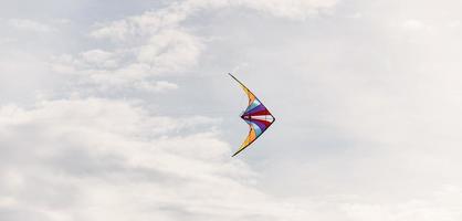 bunter Drachen fliegt im Wind. foto