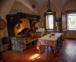bergamo italien 20. august 2022 altes haus renoviert mit antiken möbeln foto