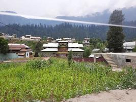 kaschmir, pakistan, august 2022 - kaschmir ist die schönste region der welt, die berühmt ist für ihre grünen täler, schönen bäume, hohen berge und fließenden quellen. foto