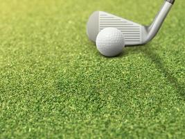 Golfball und Putter sind auf grünem Gras neben dem Golfloch foto