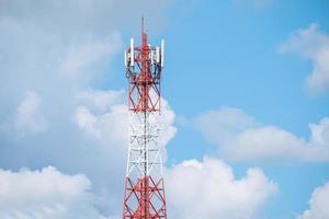 Telefonturm auf dem Hintergrund Himmel und weiße Wolken am Abend aufgenommen foto