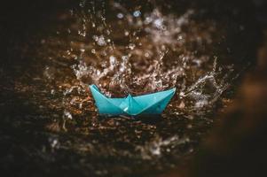 Origami-Papierboot im Regen foto