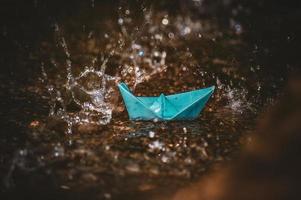 Origami-Papierboot im Regen foto