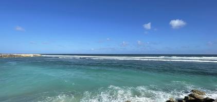 tropischer paradiesstrand mit weißem sand reisetourismus breites panorama hintergrundkonzept foto