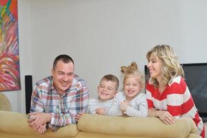 glückliche junge familie zu hause foto