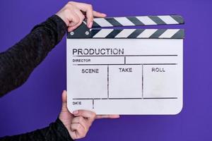 Filmklöppel auf lila violettem Hintergrund foto