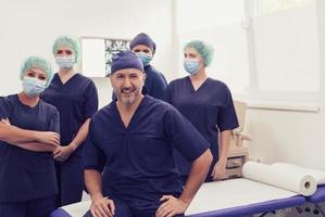 Orthopäde, der mit seinem multiethnischen Team zusammenarbeitet foto