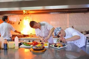 Koch bereitet Essen zu foto