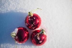 rote Weihnachtskugel im Neuschnee foto