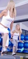 Mädchen treten in ein Fitnesscenter foto