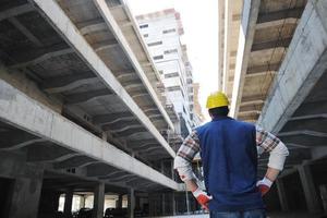 harter Arbeiter auf der Baustelle foto