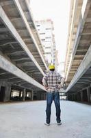 harter Arbeiter auf der Baustelle foto