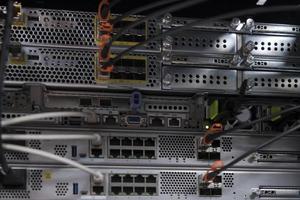 Netzwerk-Serverraum Nahaufnahme auf Glasfaser-Hub oder Switch für digitale Kommunikation und Internet im Supercomputer des Großrechner-Corporate-Business-Rechenzentrums. foto