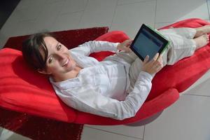 Frau mit Tablet-PC zu Hause foto