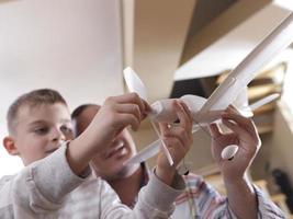 Vater und Sohn bauen Flugzeugspielzeug zusammen foto